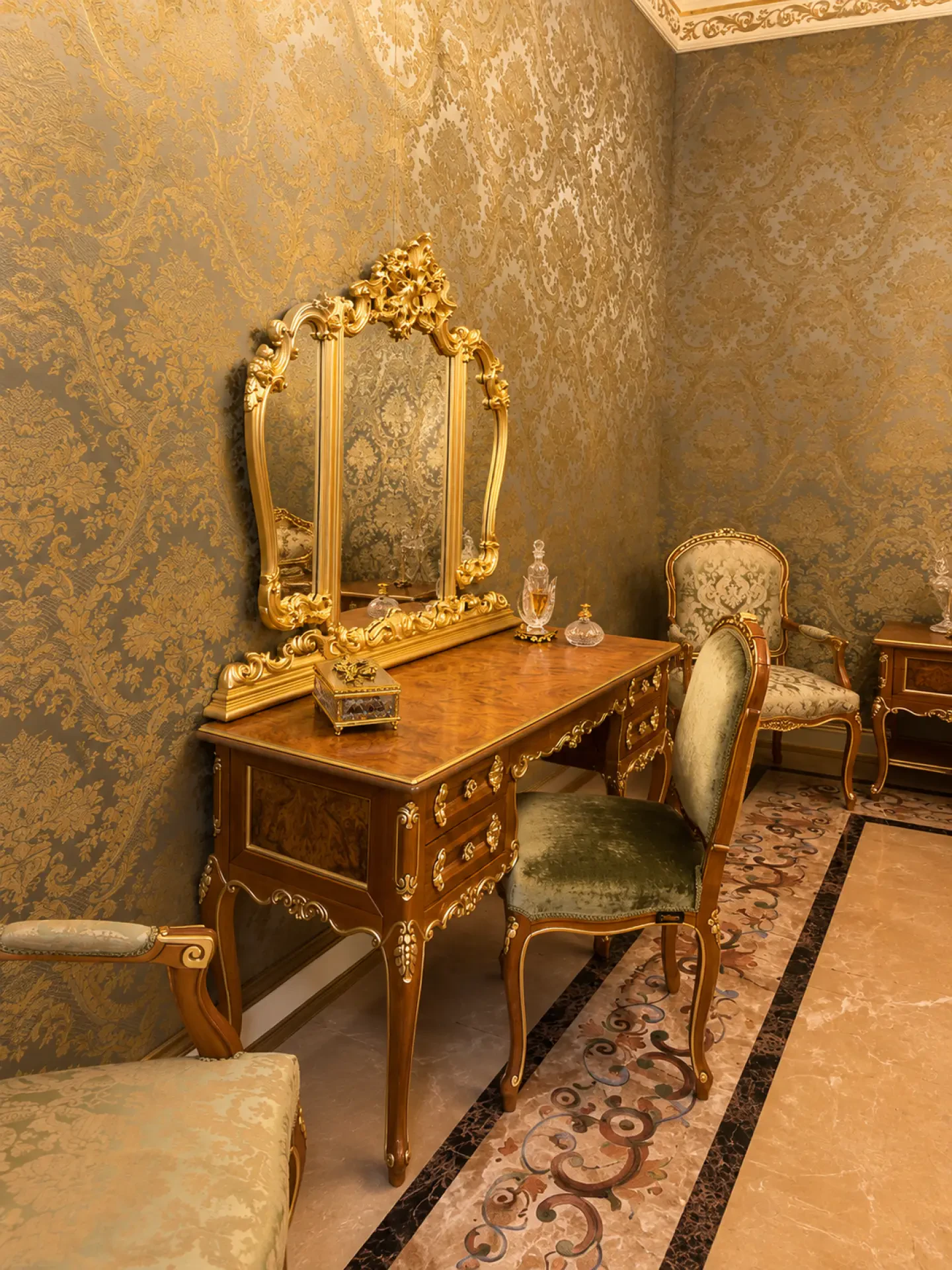 Luxury Italian dressing table with mirror