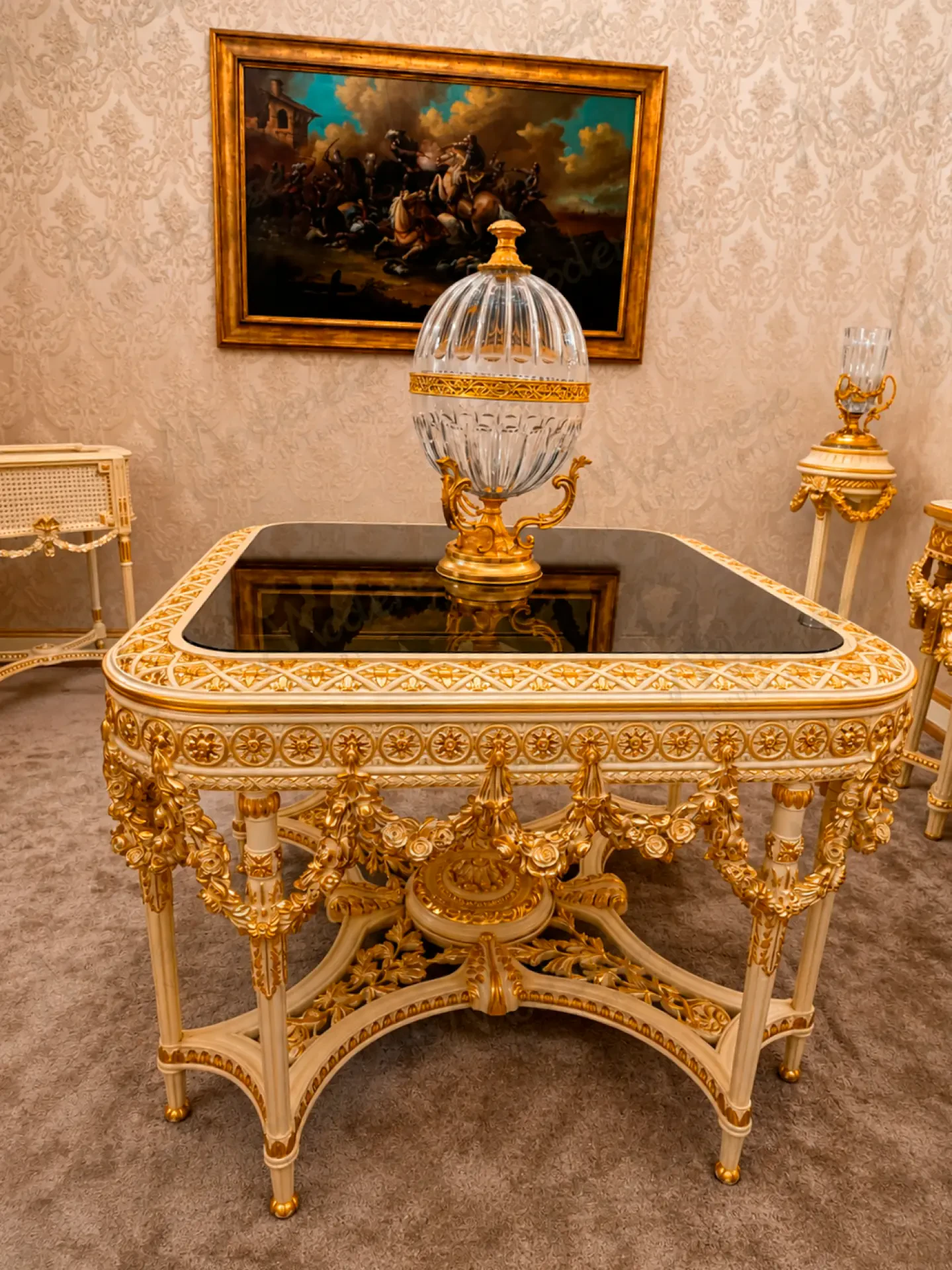 Classic Italian center table with elegant carvings