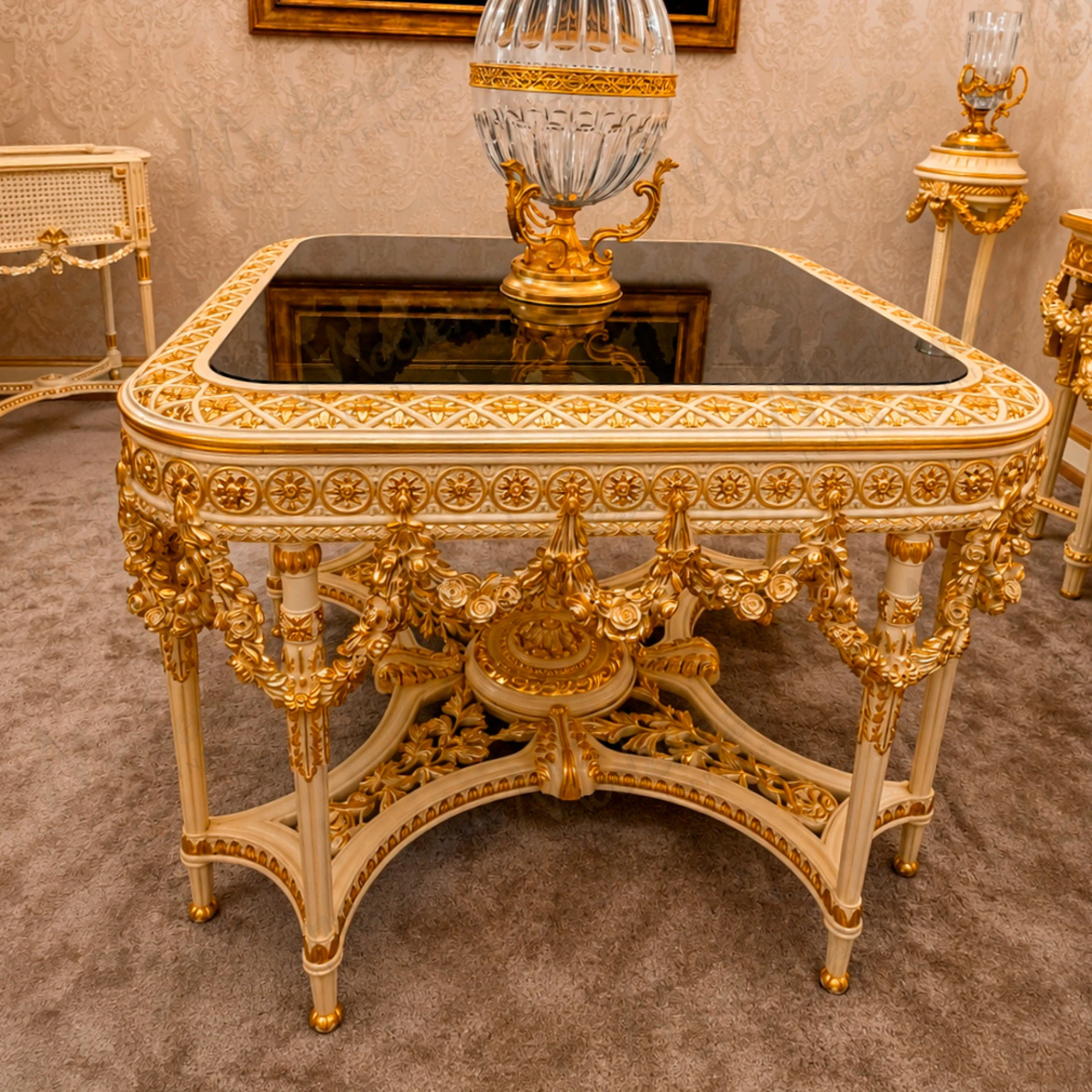 Classic Italian center table with elegant carvings