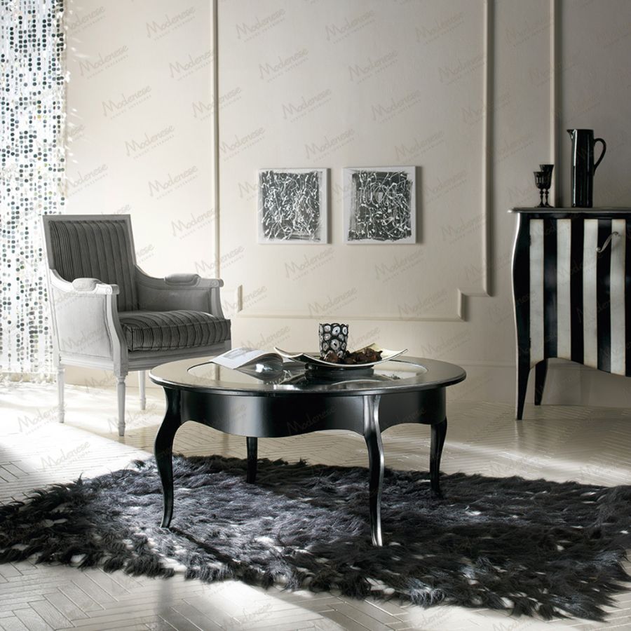 The master bedroom in the MODENESE PROJECT, centered around an elegant, handtufted headboard from the SARELLI TIMELESS collection with a graceful floreal pattern.